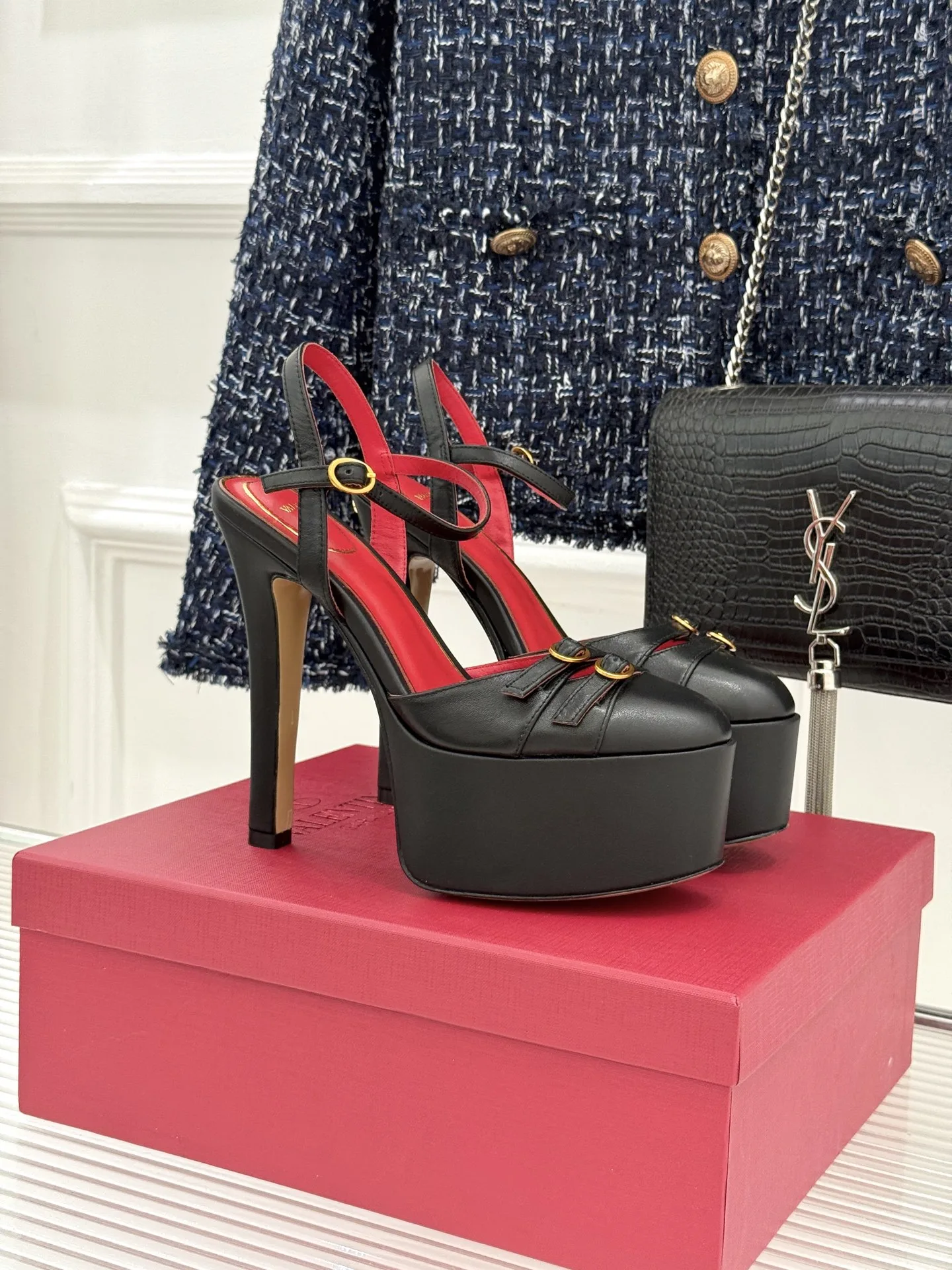 Trendy Valentino Sandals 6227