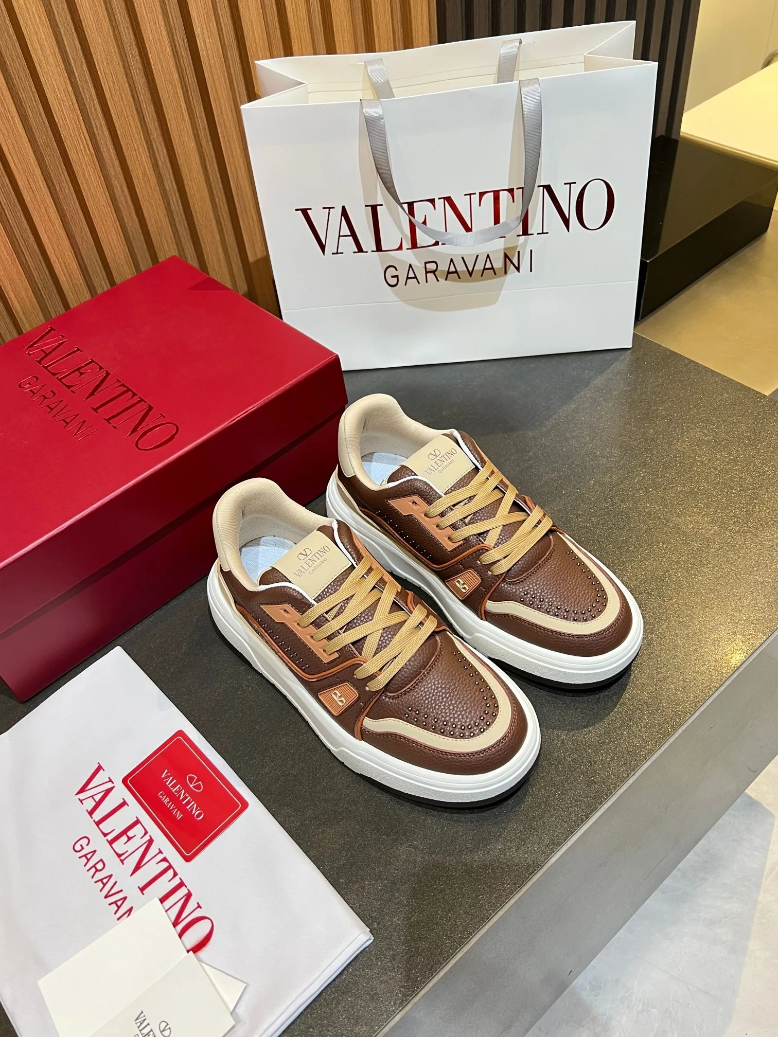 Unique Valentino Sneakers 6252
