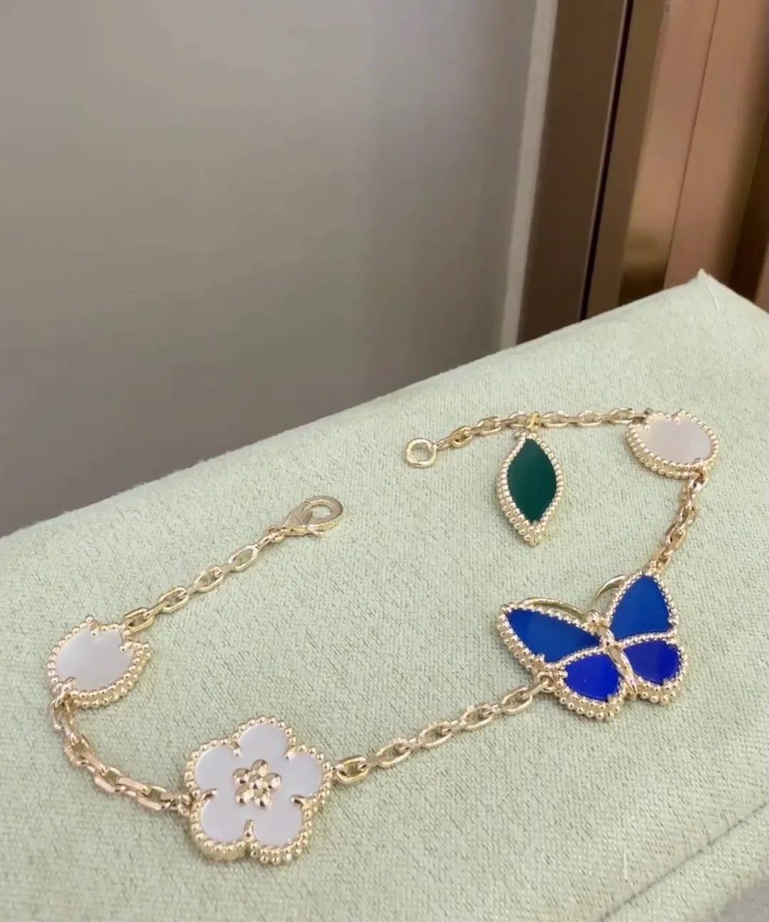 Vibrant Van Cleef & Arpels Bracelet 6708