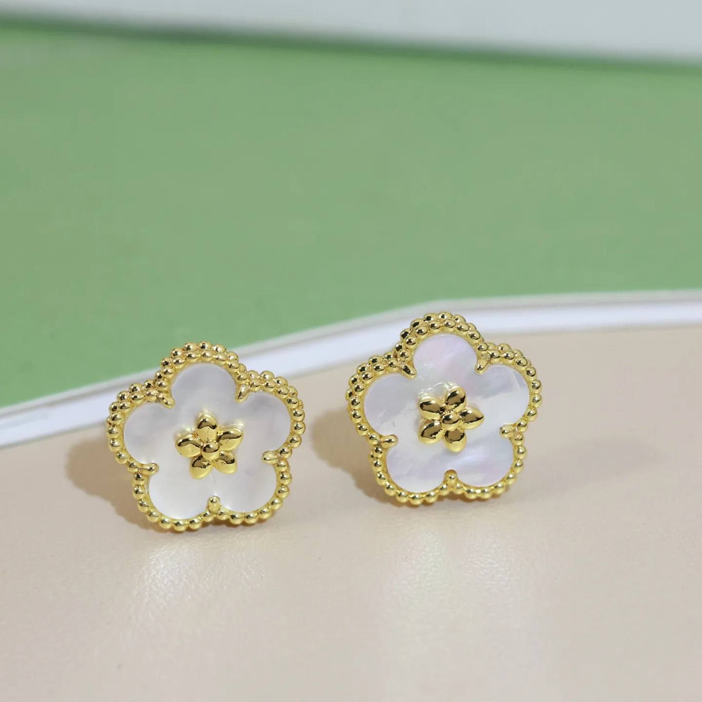 Bright Van Cleef & Arpels Earrings 6716