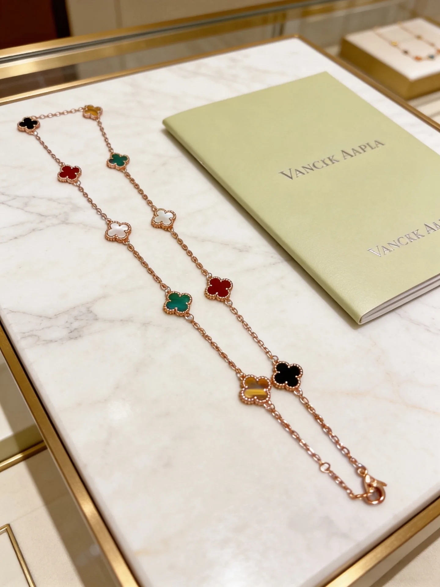 Effortless Van Cleef & Arpels Necklace 6739