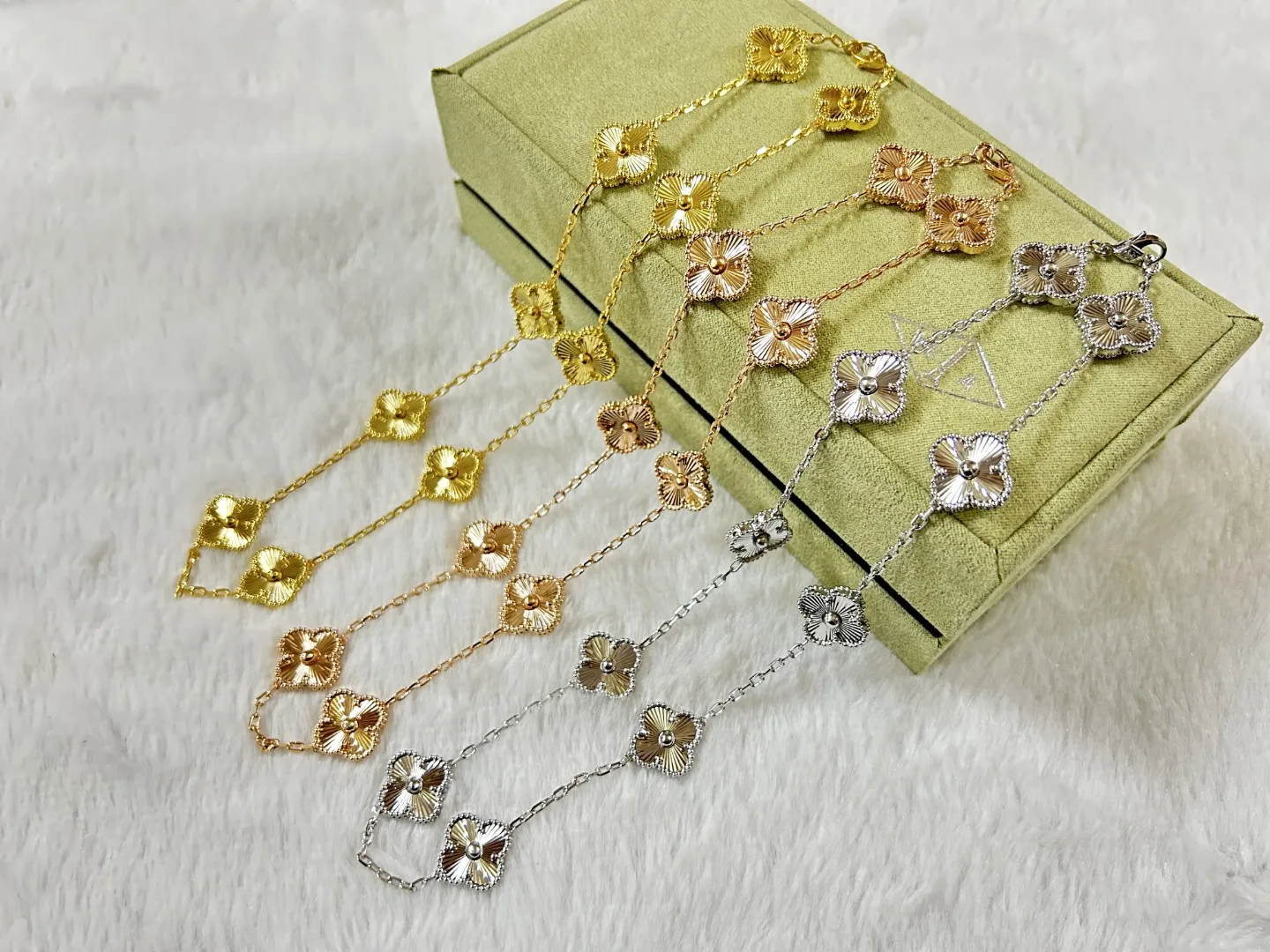 TravelReady Van Cleef & Arpels Necklace 6741
