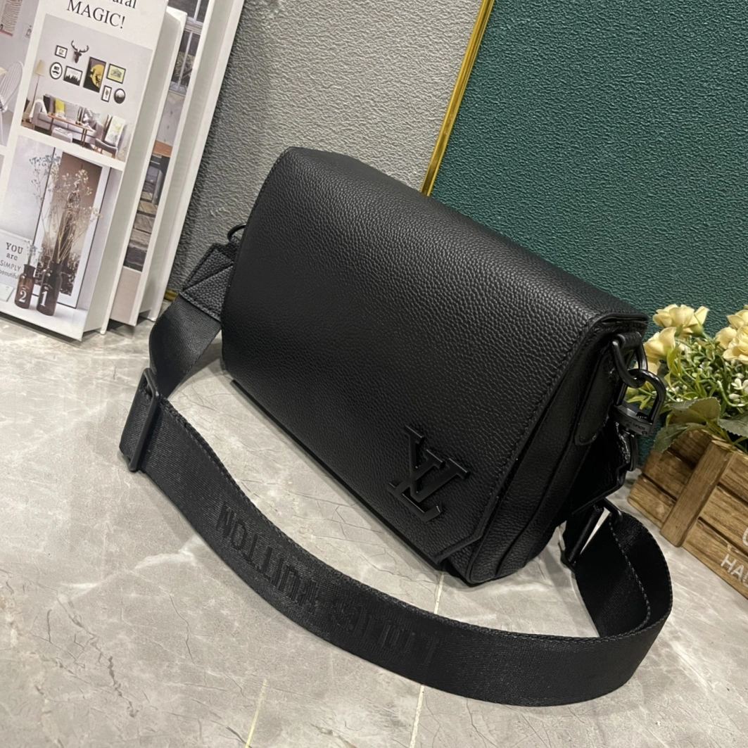 Affordable 6035 Louis Vuitton AAA Man Messenger Bags