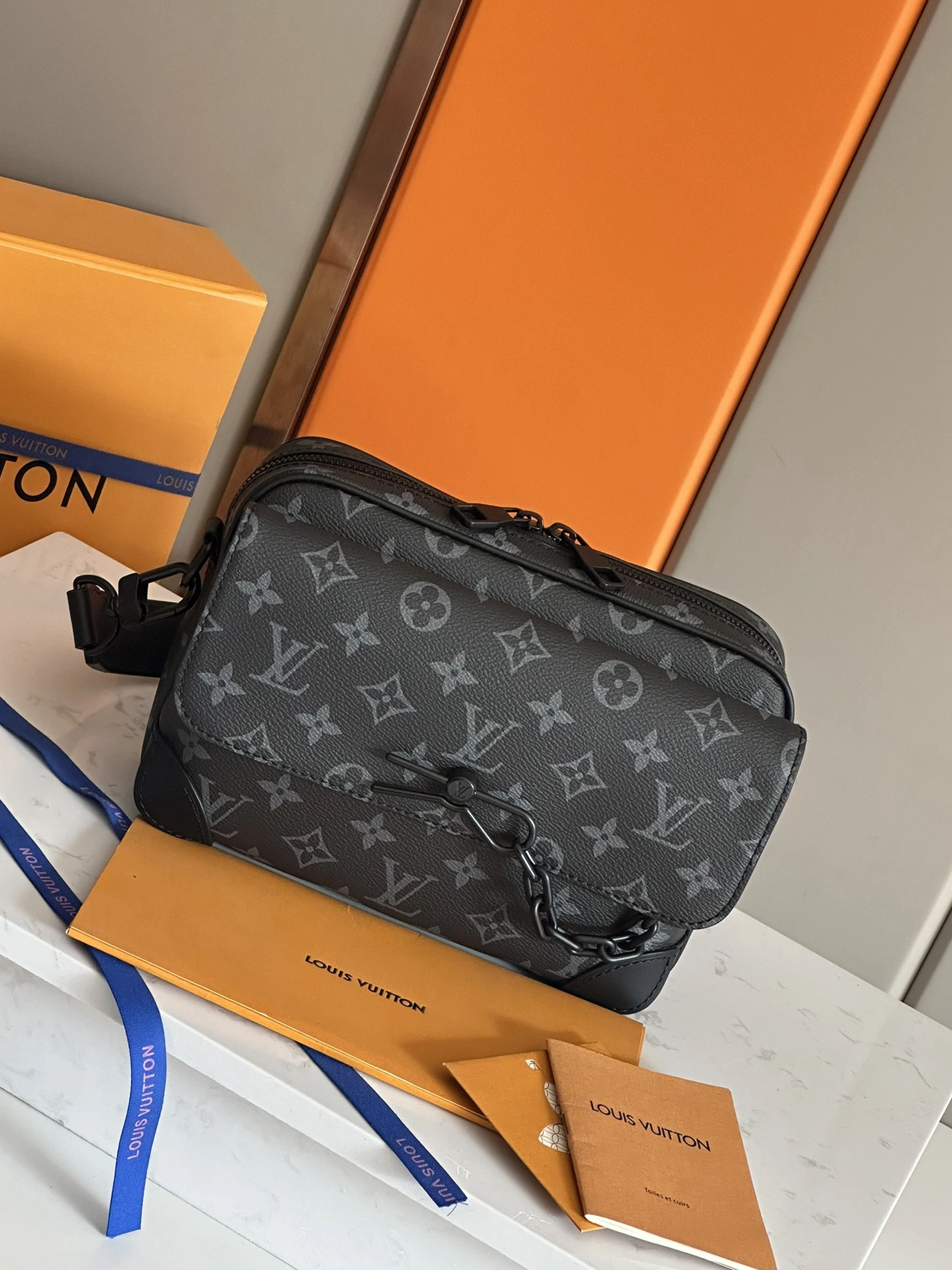 Affordable 7335 Louis Vuitton AAA Man Messenger Bags