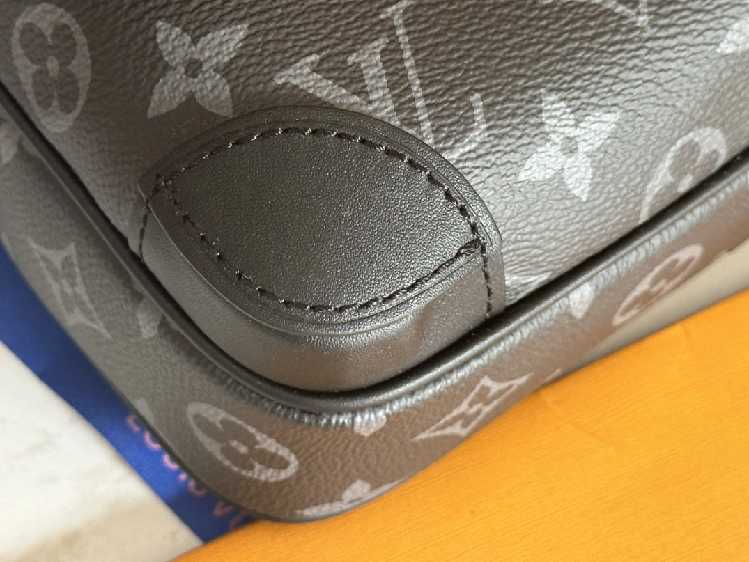 Affordable 7335 Louis Vuitton AAA Man Messenger Bags
