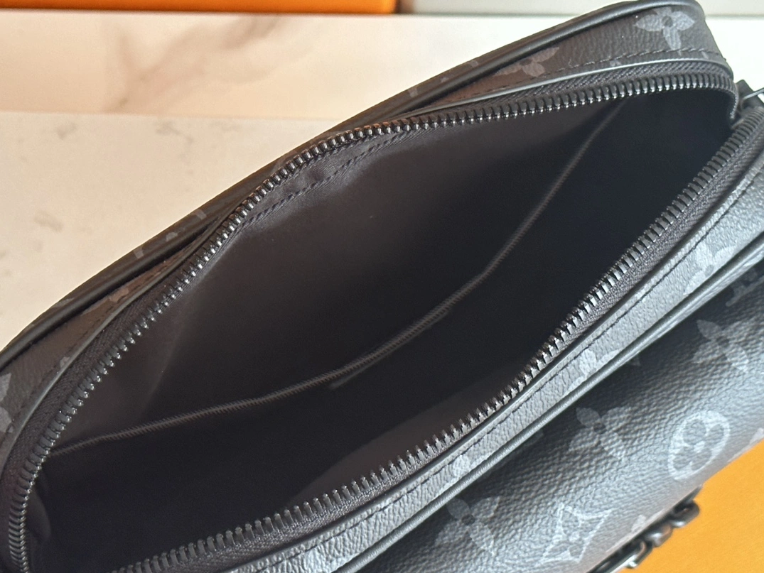Affordable 7335 Louis Vuitton AAA Man Messenger Bags