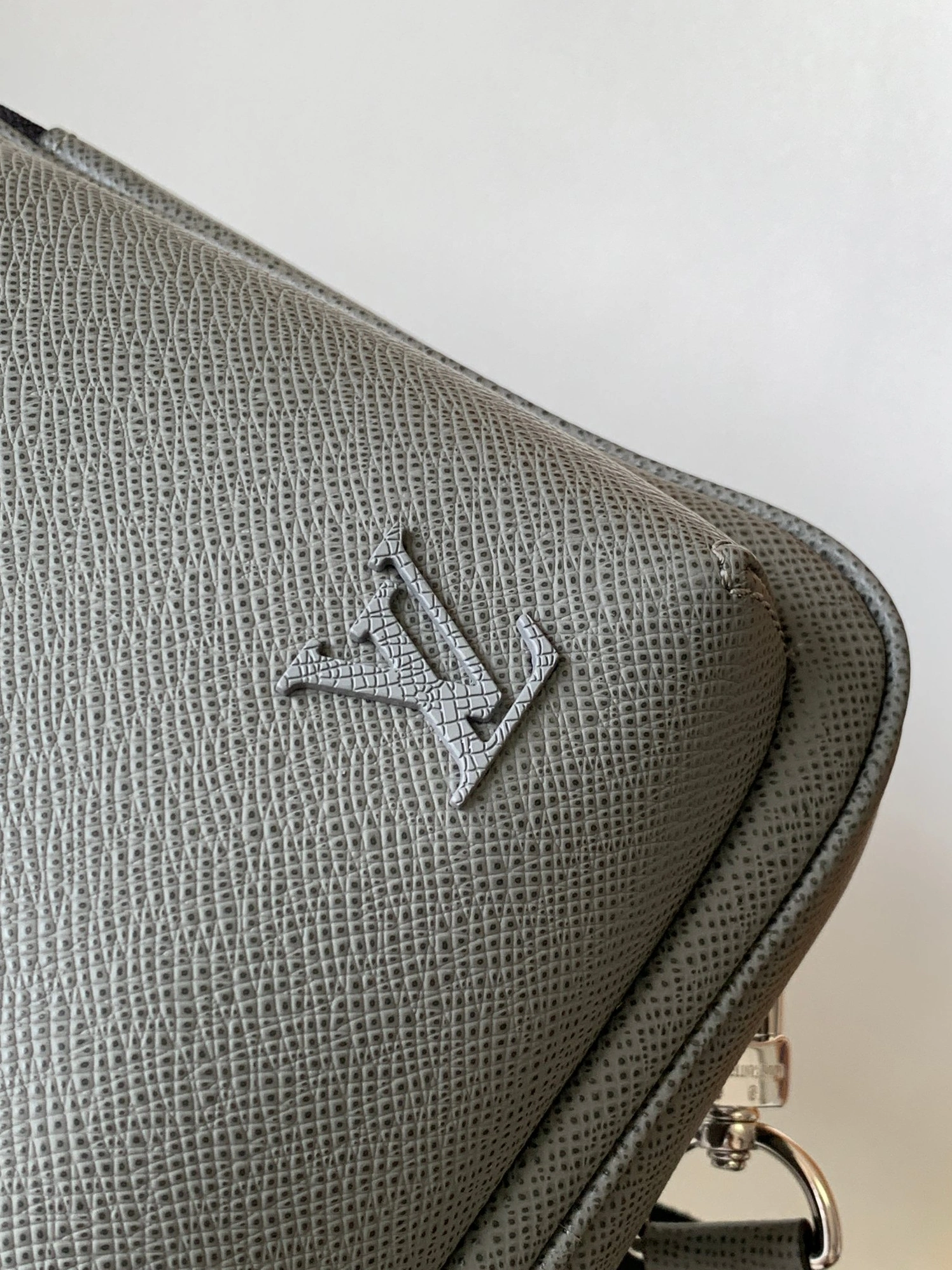 Affordable 7595 Louis Vuitton AAA Man Messenger Bags