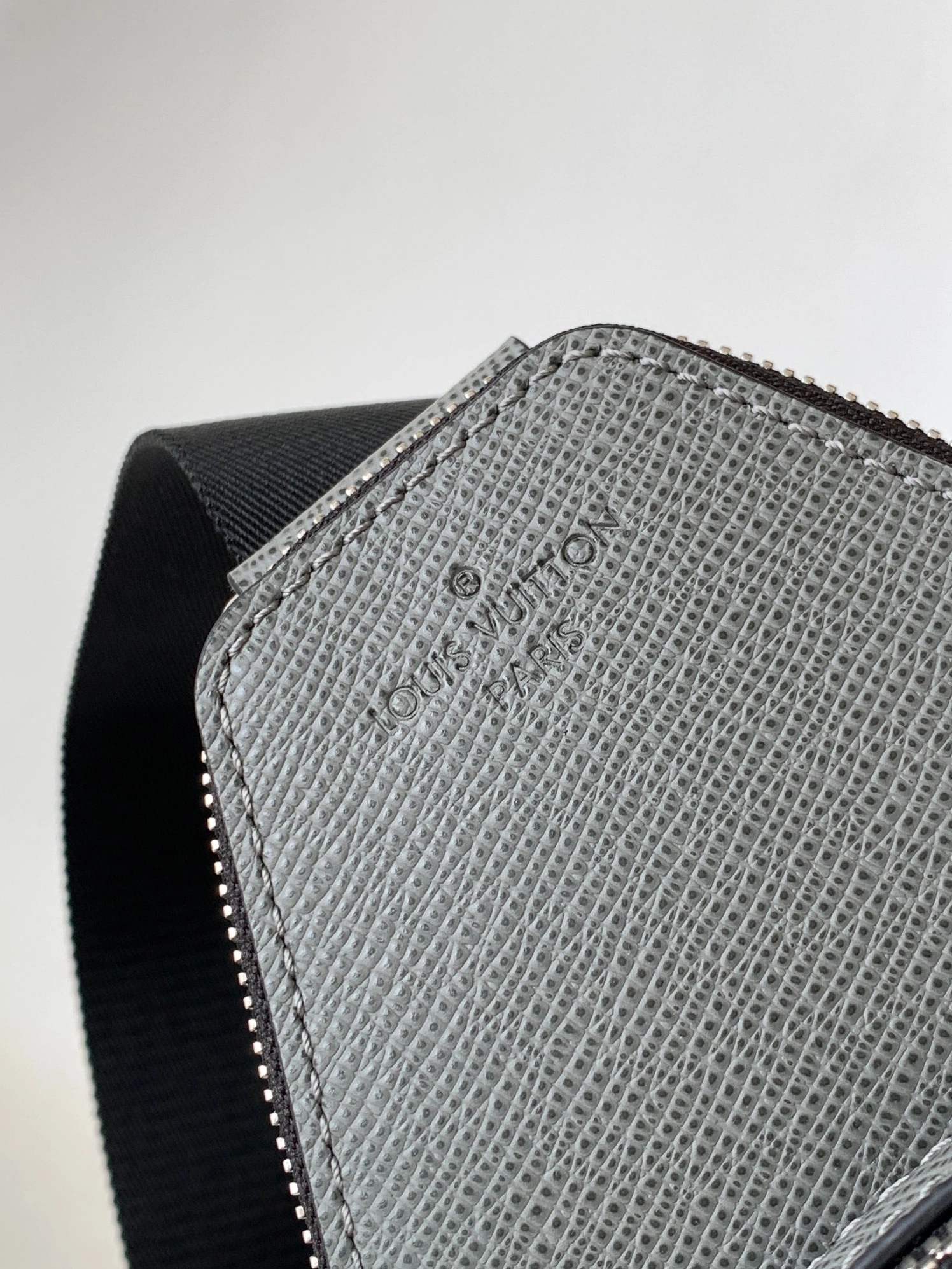 Affordable 7595 Louis Vuitton AAA Man Messenger Bags