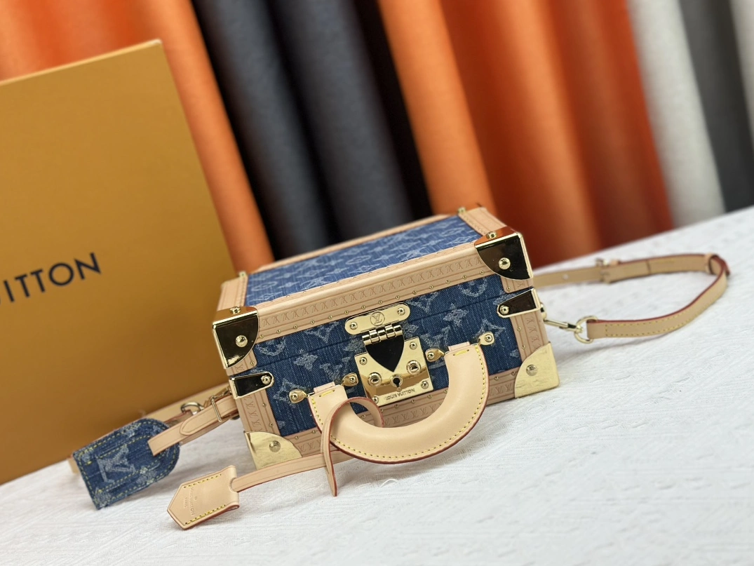 Affordable 7849 Louis Vuitton AAA Quality Messenger Bags For Women