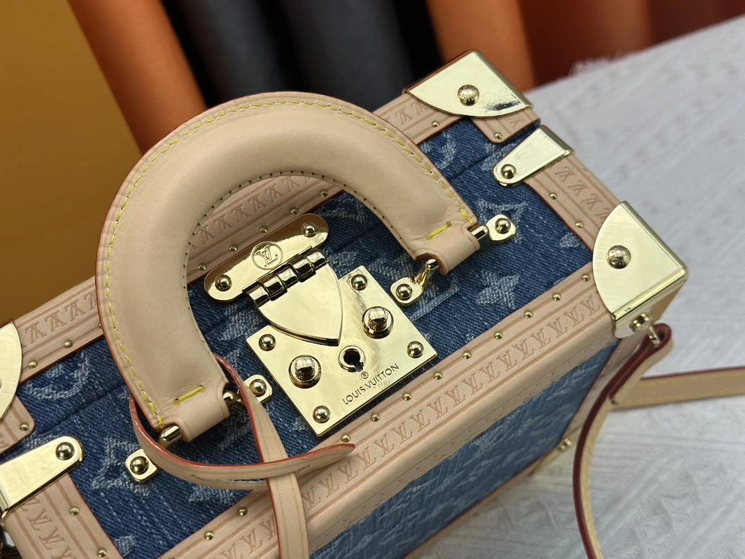 Affordable 7849 Louis Vuitton AAA Quality Messenger Bags For Women