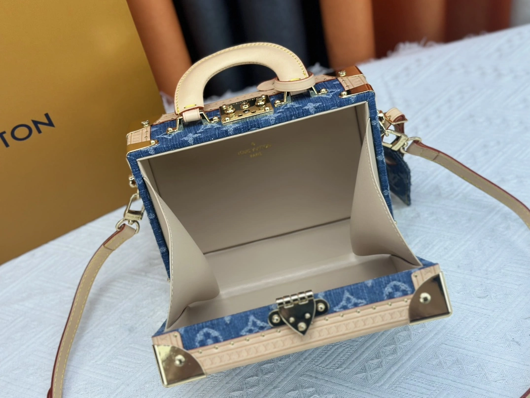 Affordable 7849 Louis Vuitton AAA Quality Messenger Bags For Women