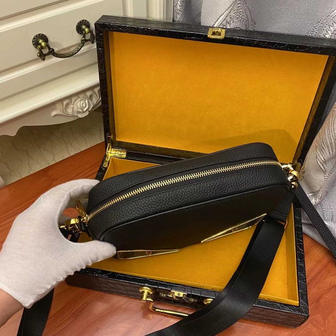 Affordable 7982 Fendi AAA Man Messenger Bags
