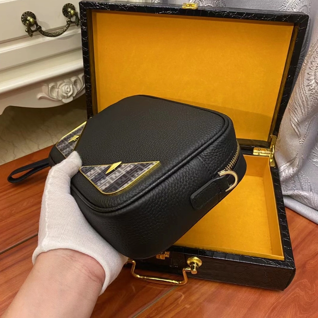 Affordable 7982 Fendi AAA Man Messenger Bags