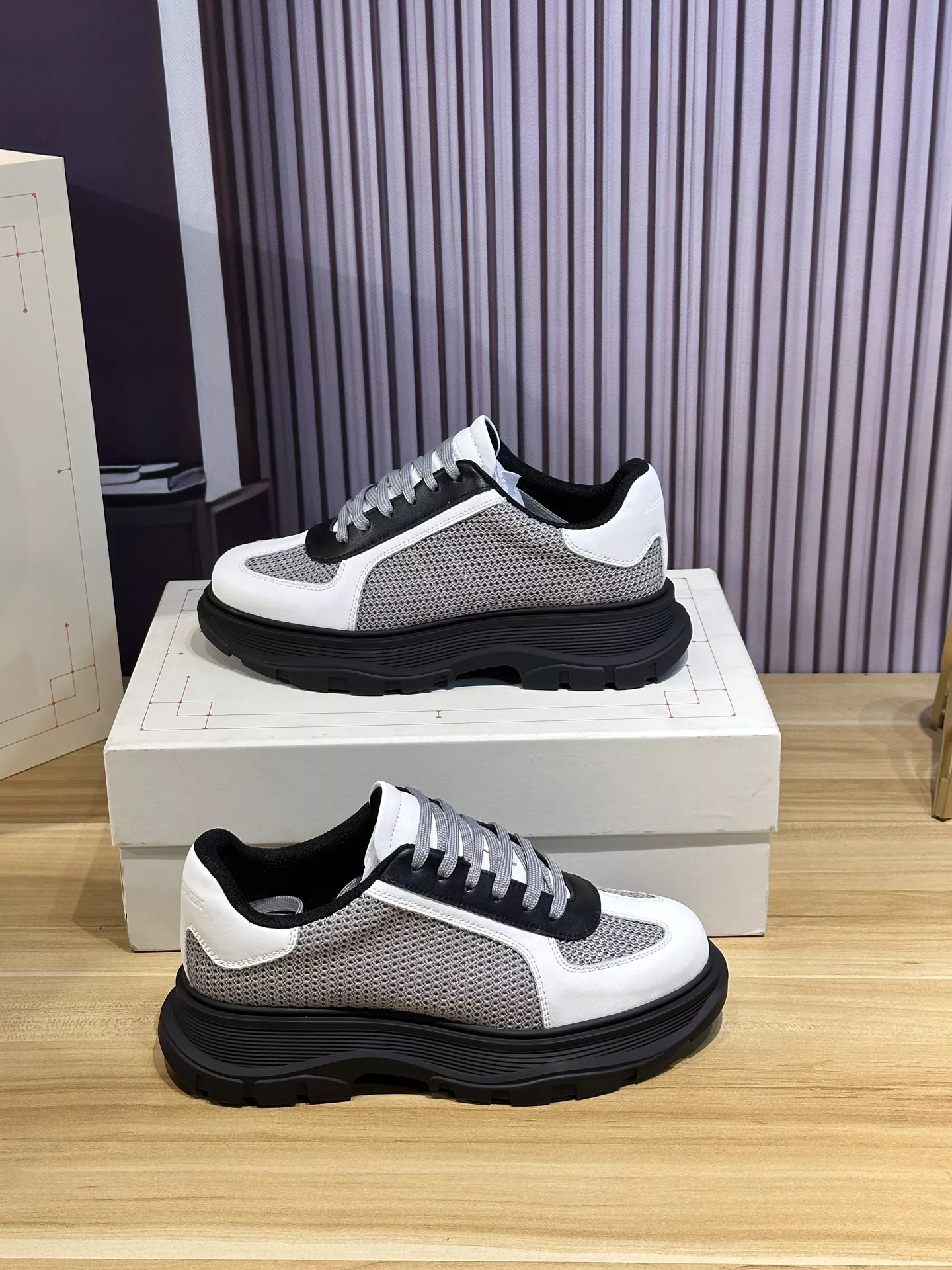 Alexander McQueen Casual Shoes For Men Sophisticated 7981