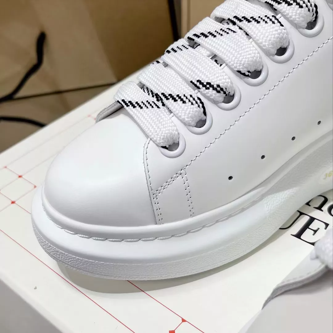 Alexander McQueen Casual Shoes For Men Trendsetting 4379