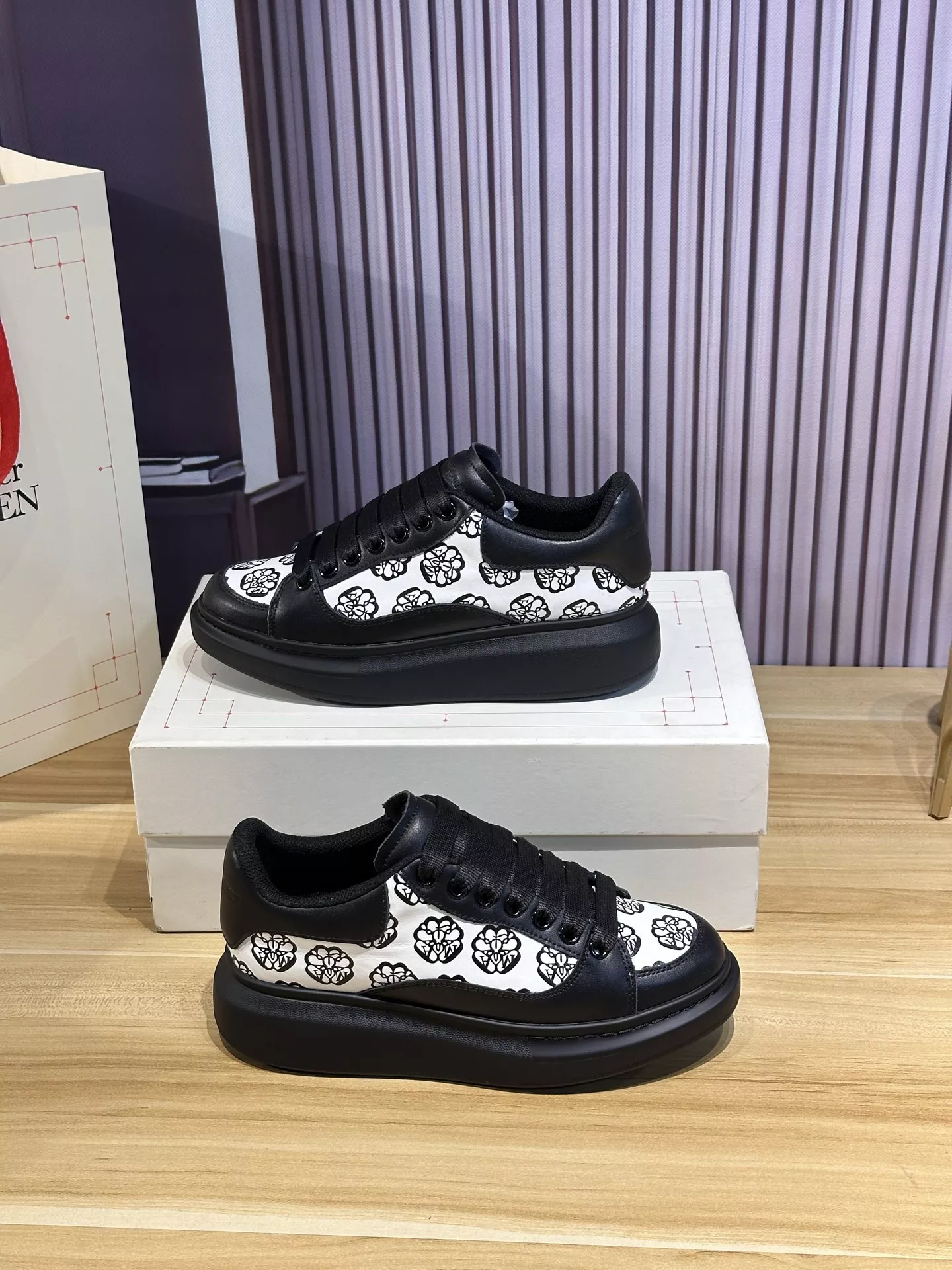 Alexander McQueen Casual Shoes For Women Refined 6693