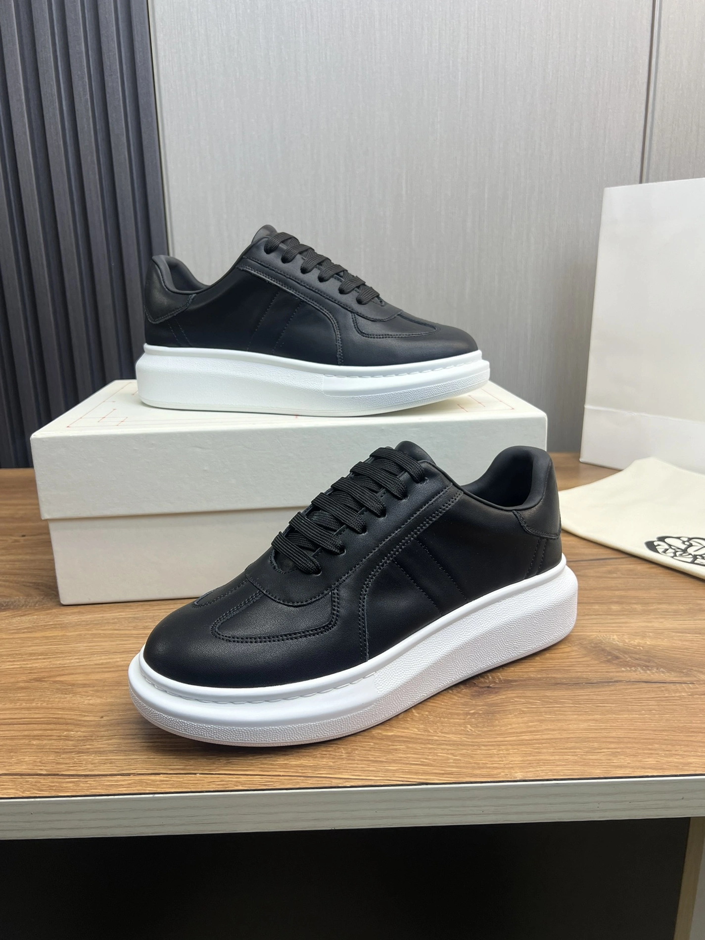 Alexander McQueen Casual Shoes For Women Reliable 4854