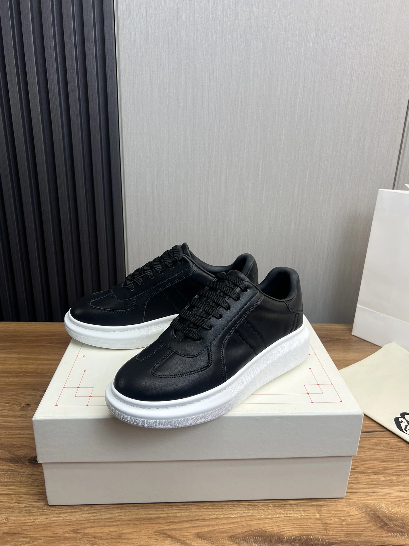 Alexander McQueen Casual Shoes For Women Reliable 4854