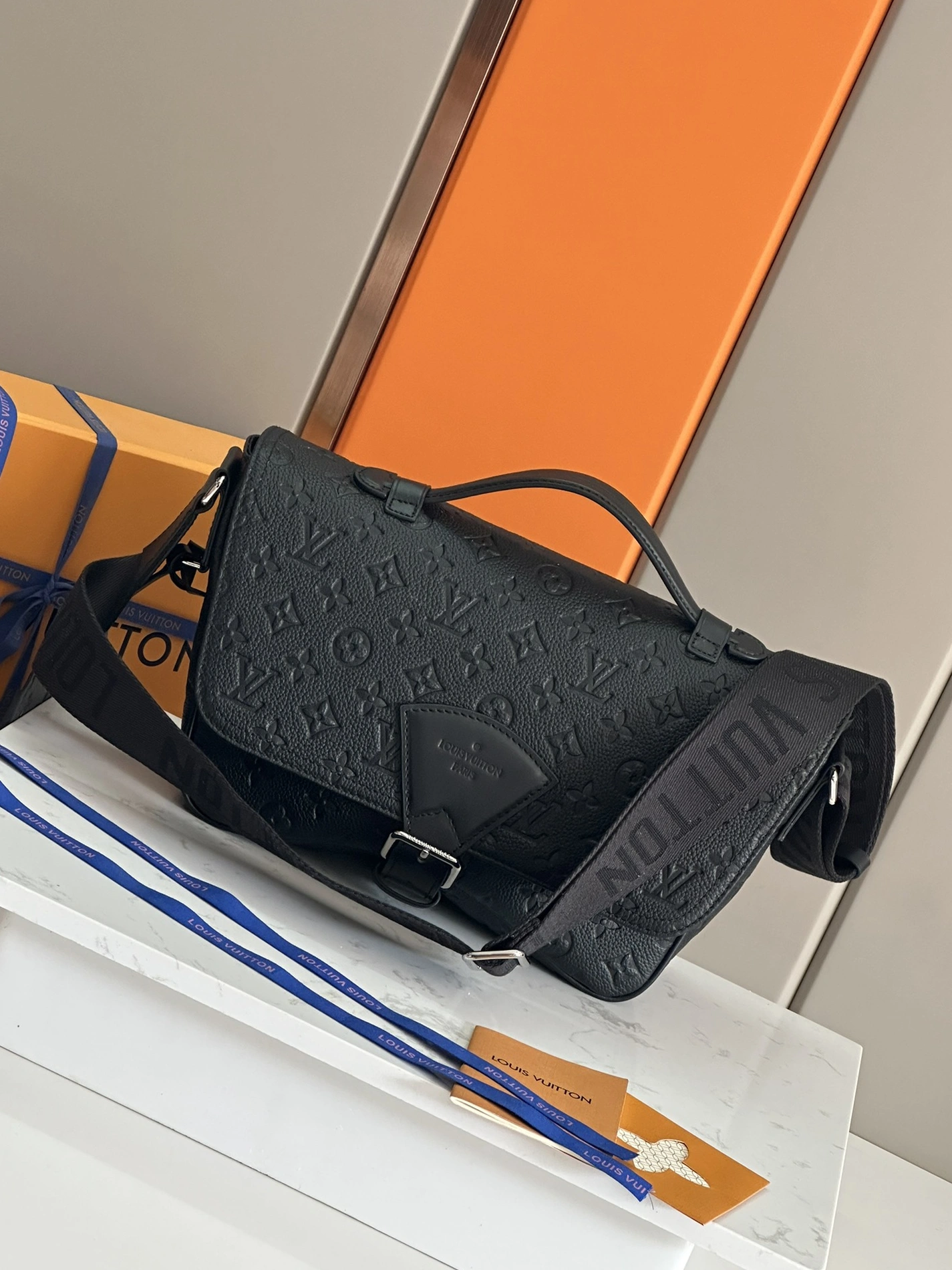 AllSeason 1977 Louis Vuitton AAA Man Messenger Bags