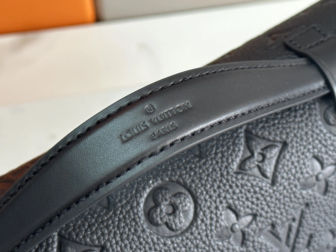 AllSeason 1977 Louis Vuitton AAA Man Messenger Bags