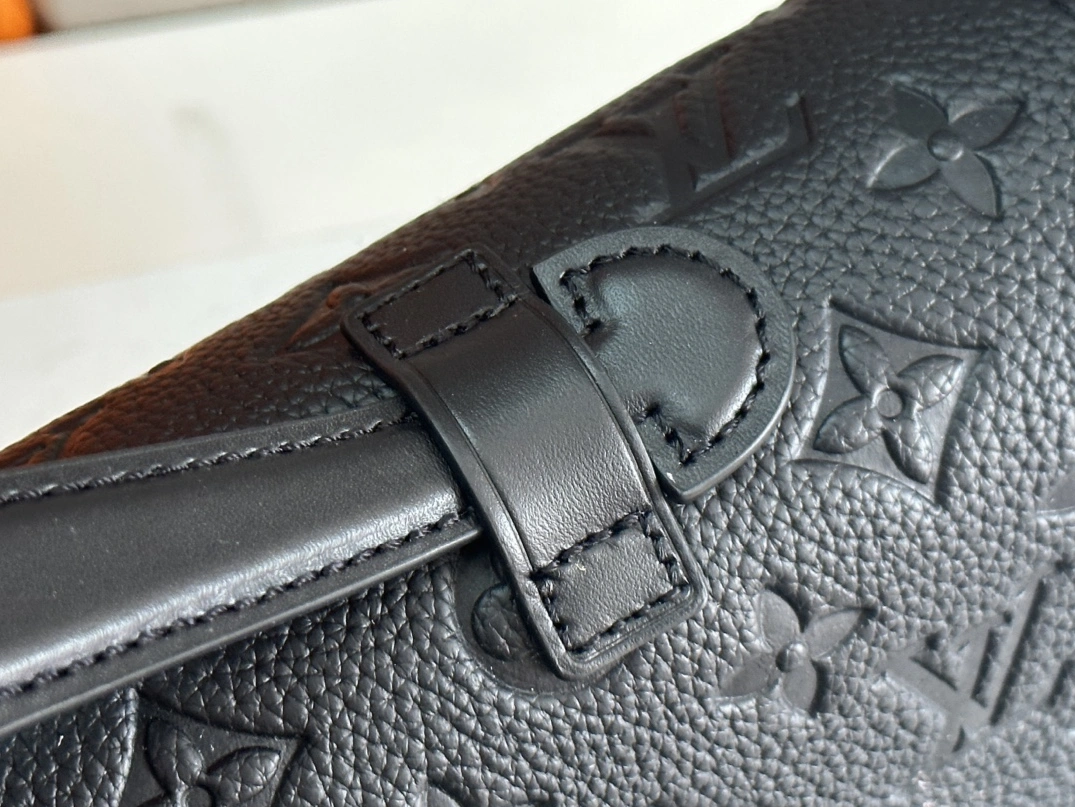 AllSeason 1977 Louis Vuitton AAA Man Messenger Bags