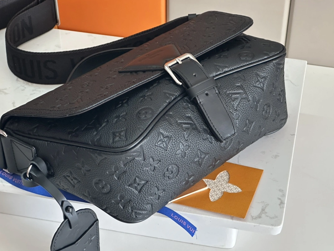 AllSeason 1977 Louis Vuitton AAA Man Messenger Bags