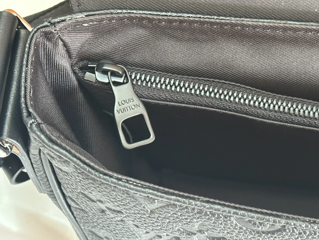 AllSeason 1977 Louis Vuitton AAA Man Messenger Bags
