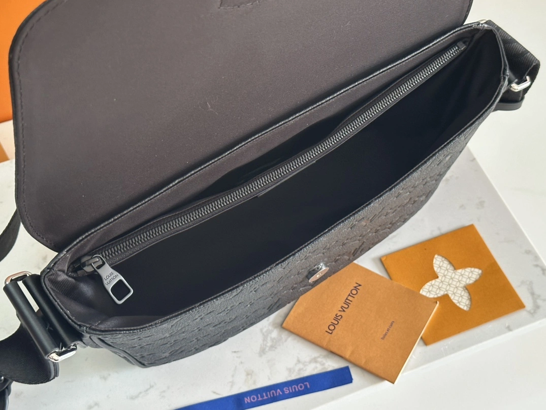AllSeason 1977 Louis Vuitton AAA Man Messenger Bags