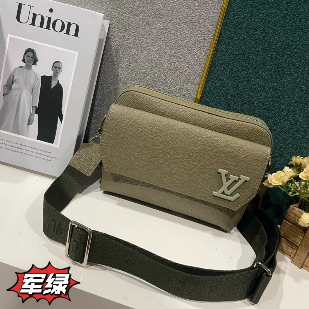AllSeason 3704 Louis Vuitton AAA Man Messenger Bags
