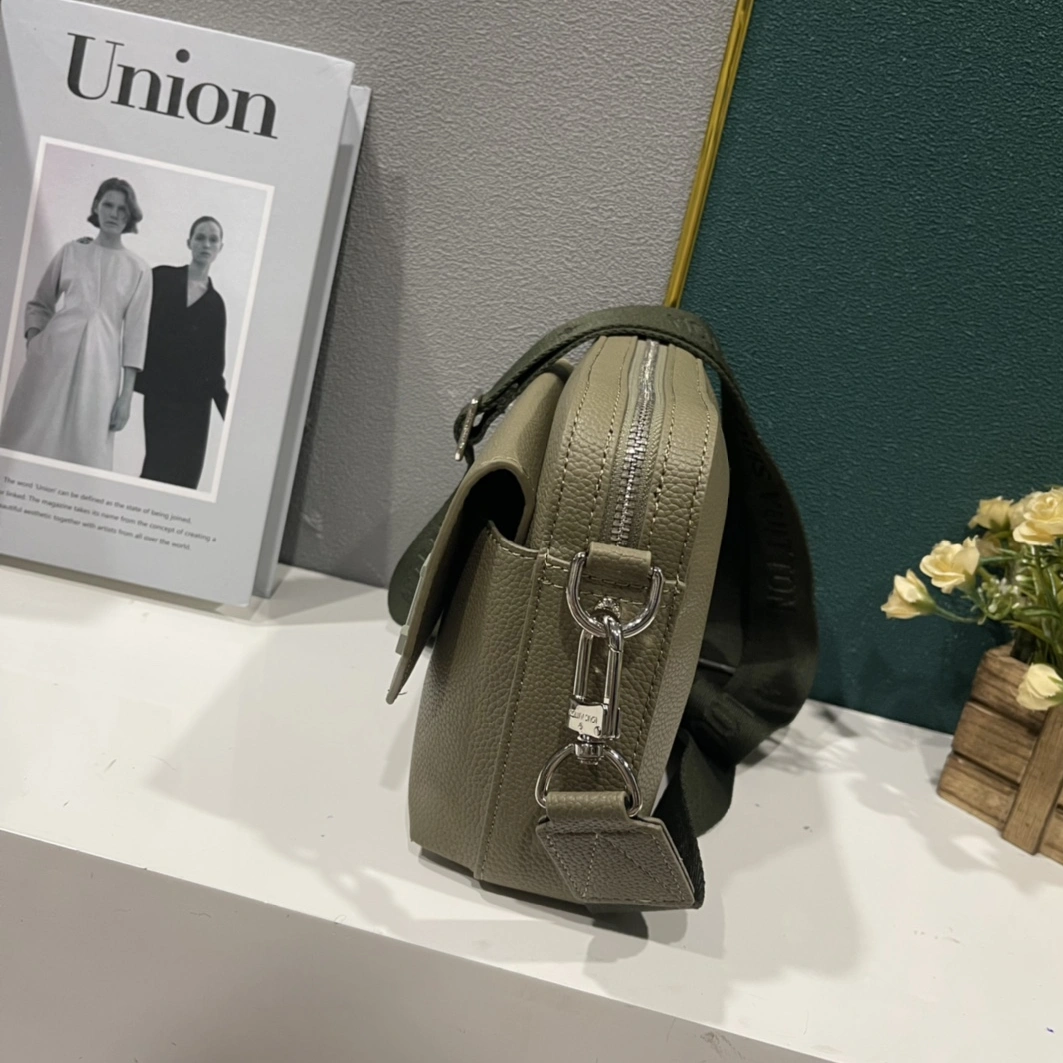 AllSeason 3704 Louis Vuitton AAA Man Messenger Bags