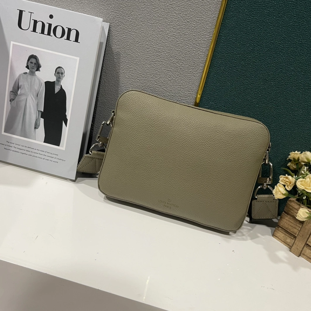 AllSeason 3704 Louis Vuitton AAA Man Messenger Bags
