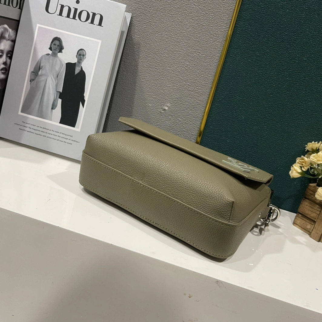 AllSeason 3704 Louis Vuitton AAA Man Messenger Bags