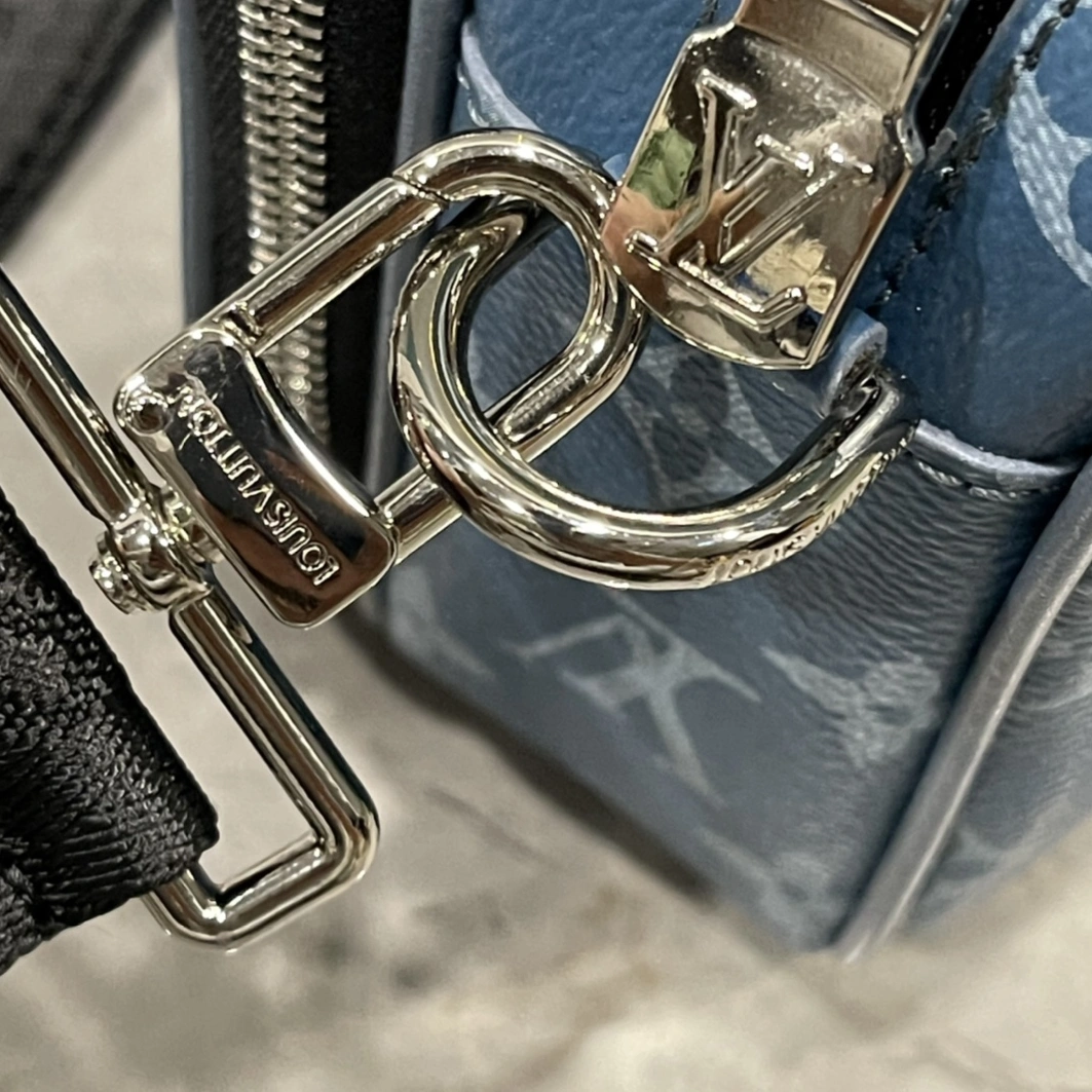 AllSeason 5203 Louis Vuitton AAA Man Messenger Bags