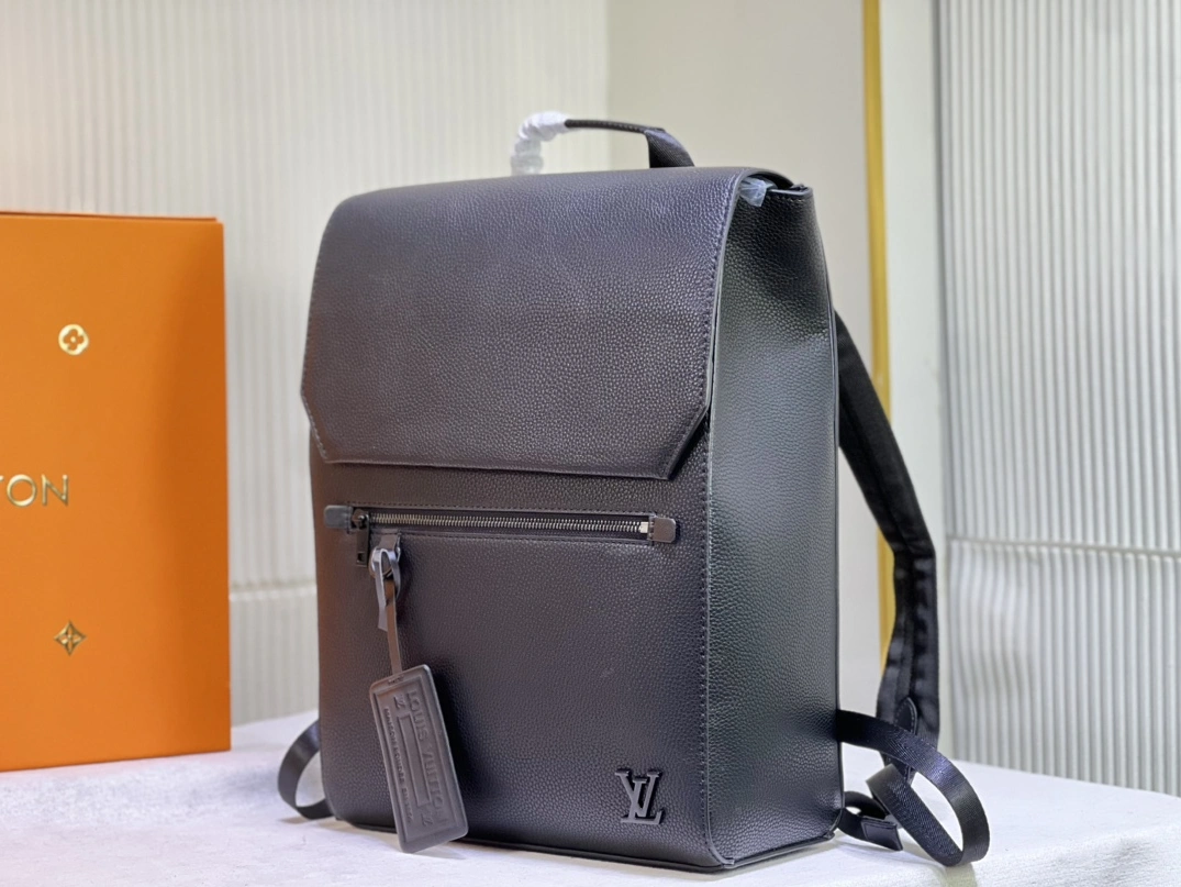 AllSeason 533 Louis Vuitton LV AAA Man Backpacks
