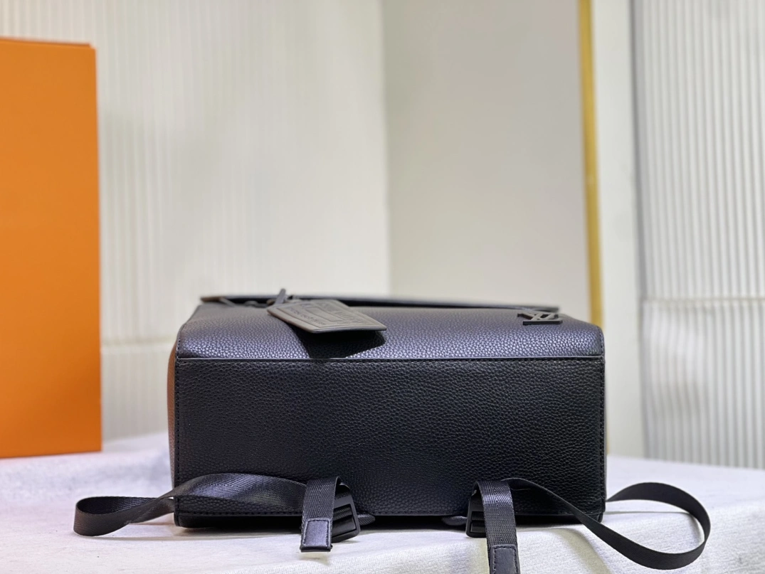 AllSeason 533 Louis Vuitton LV AAA Man Backpacks