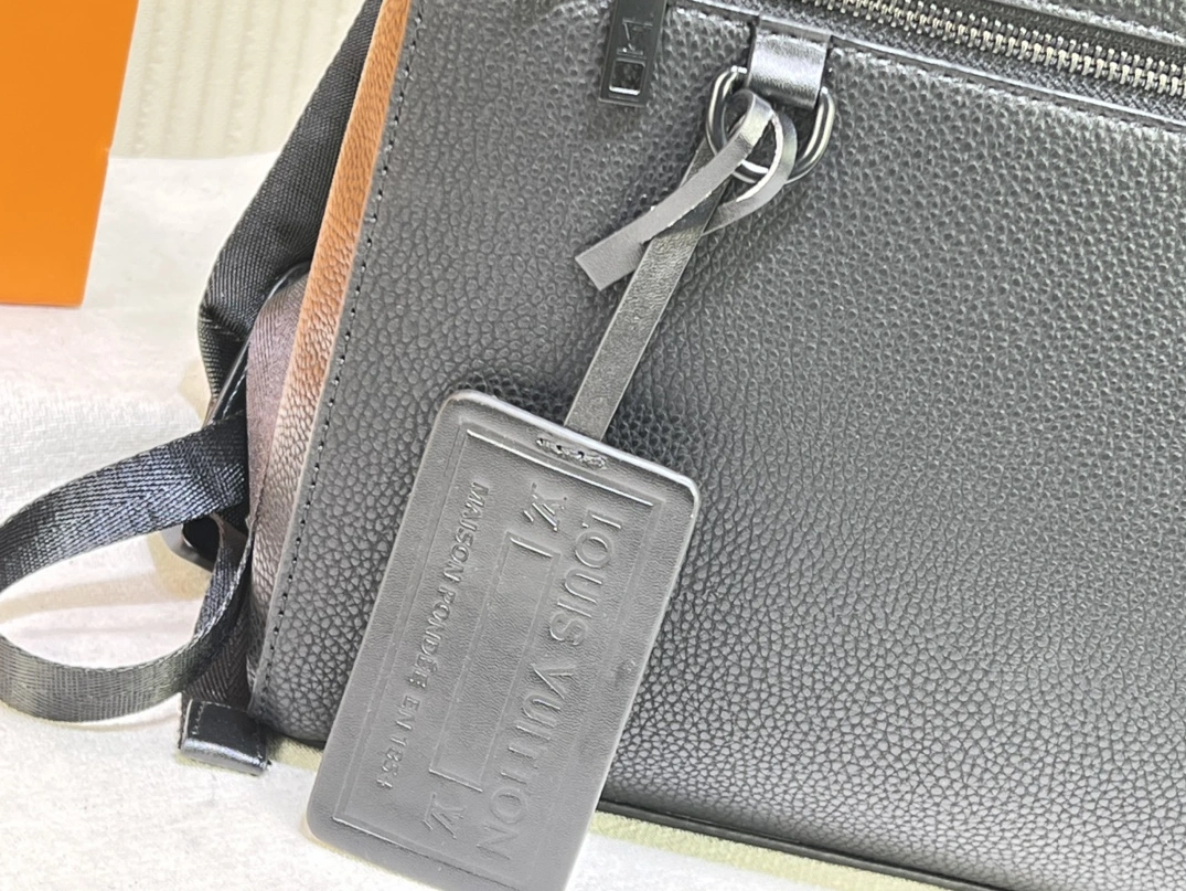 AllSeason 533 Louis Vuitton LV AAA Man Backpacks
