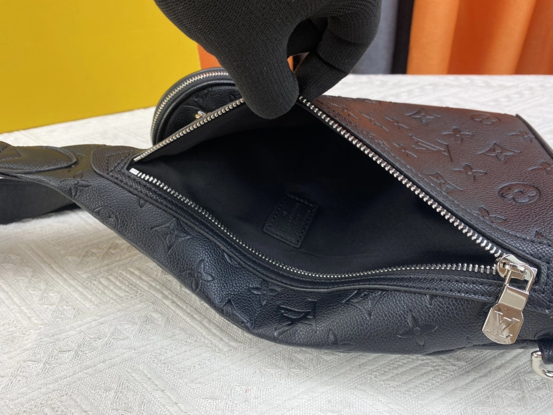 AllSeason 5949 Louis Vuitton AAA Man Messenger Bags