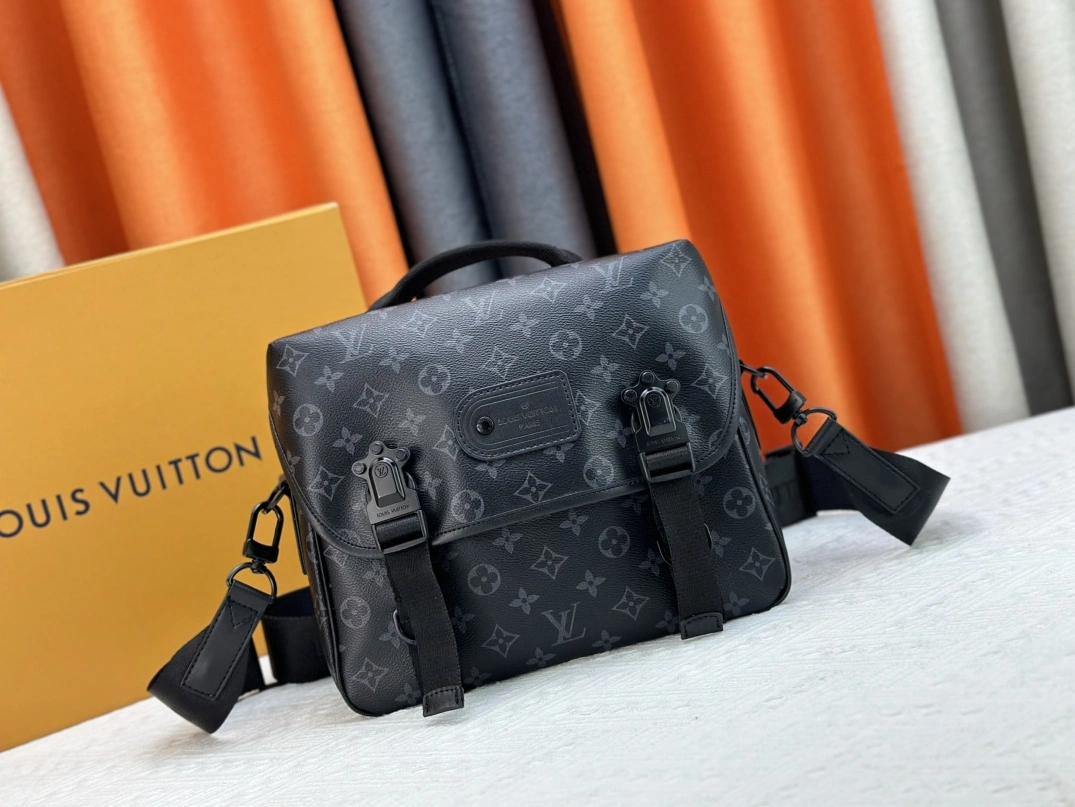 AllSeason 658 Louis Vuitton AAA Man Messenger Bags