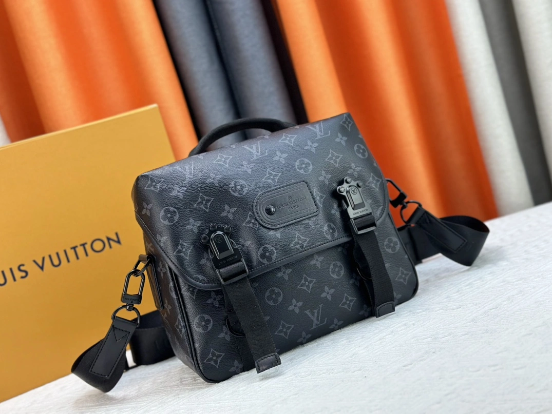 AllSeason 658 Louis Vuitton AAA Man Messenger Bags