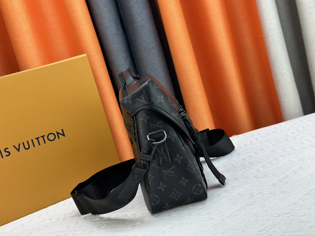 AllSeason 658 Louis Vuitton AAA Man Messenger Bags