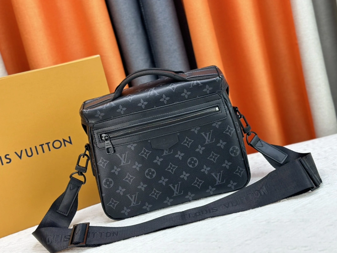 AllSeason 658 Louis Vuitton AAA Man Messenger Bags