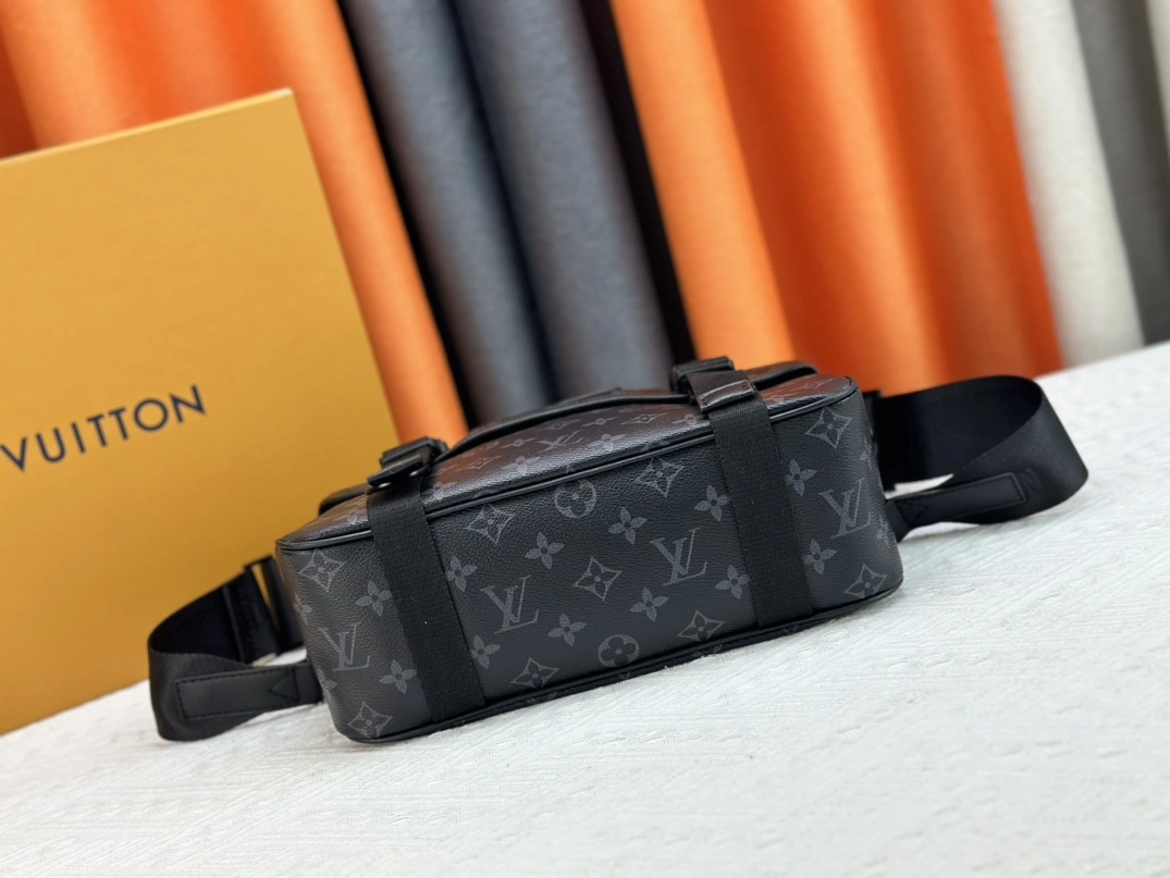 AllSeason 658 Louis Vuitton AAA Man Messenger Bags