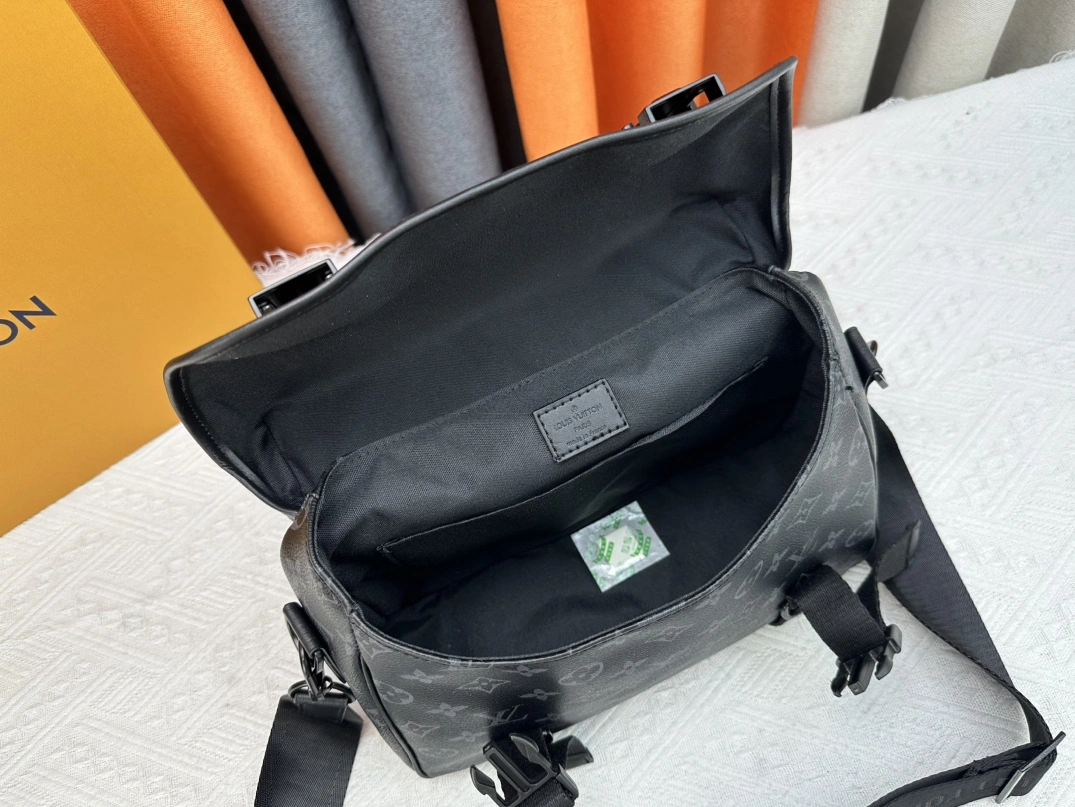 AllSeason 658 Louis Vuitton AAA Man Messenger Bags