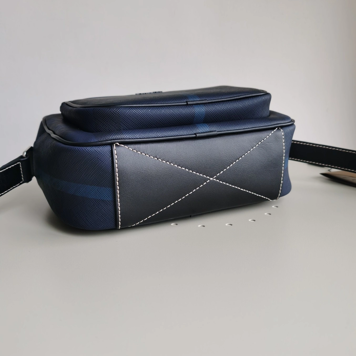 AllSeason 7235 Burberry AAA Man Messenger Bags