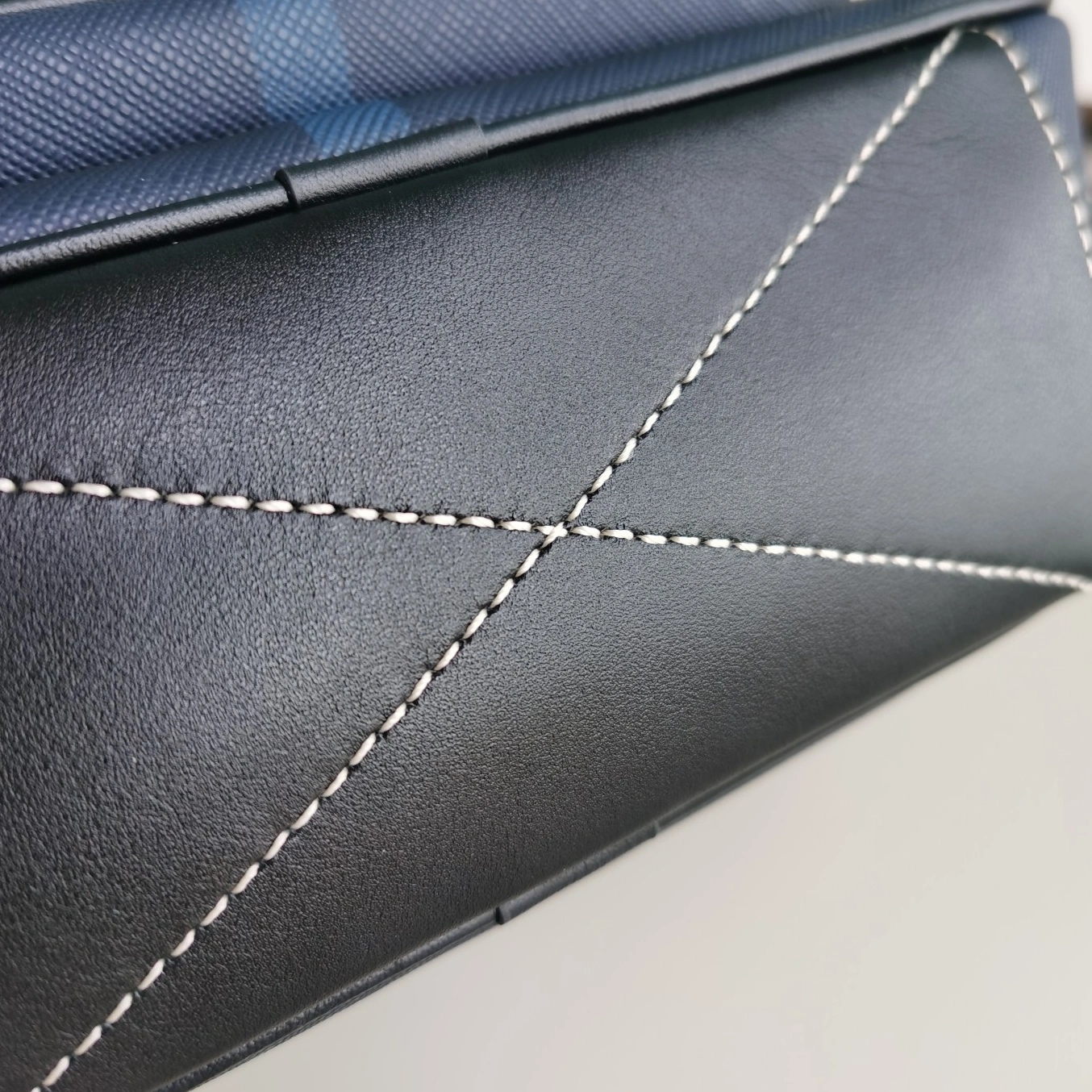 AllSeason 7235 Burberry AAA Man Messenger Bags