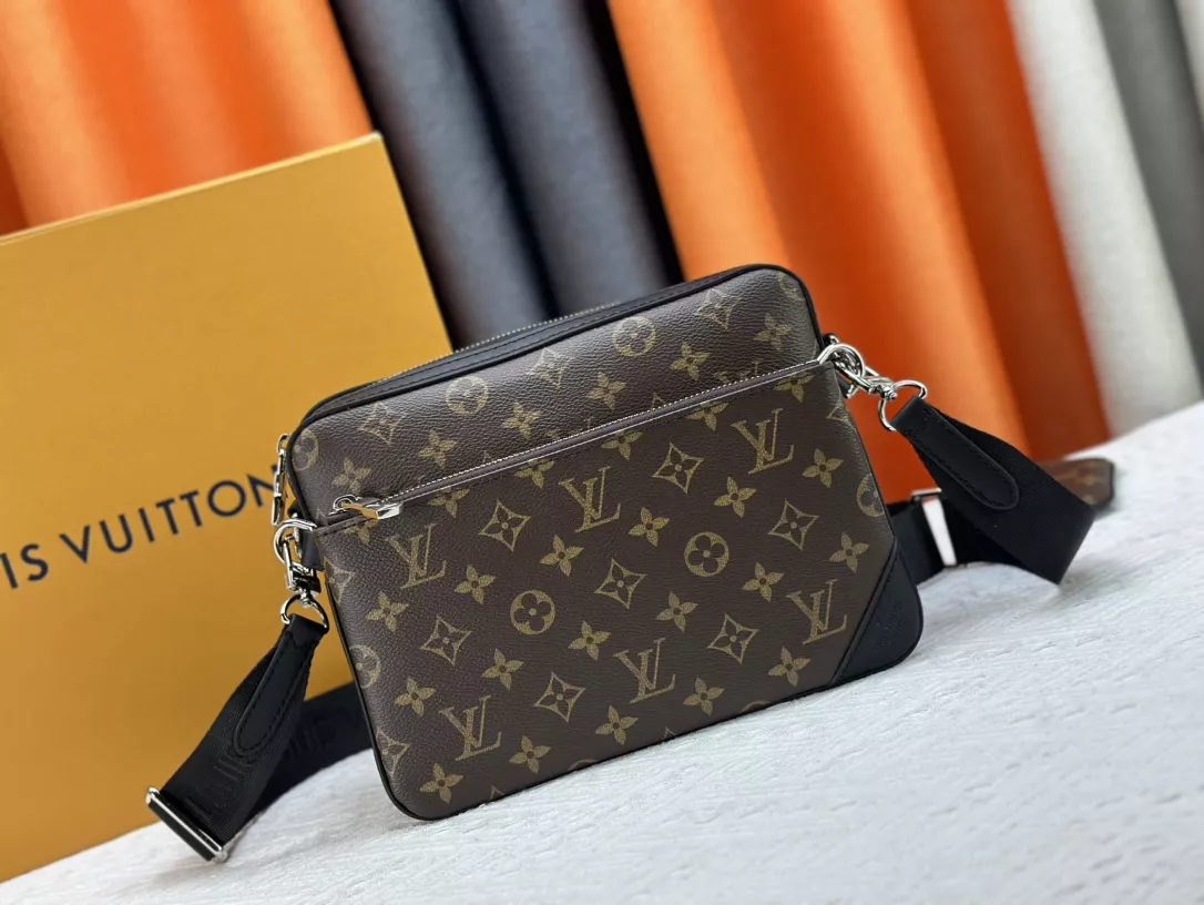 AllSeason 962 Louis Vuitton AAA Man Messenger Bags