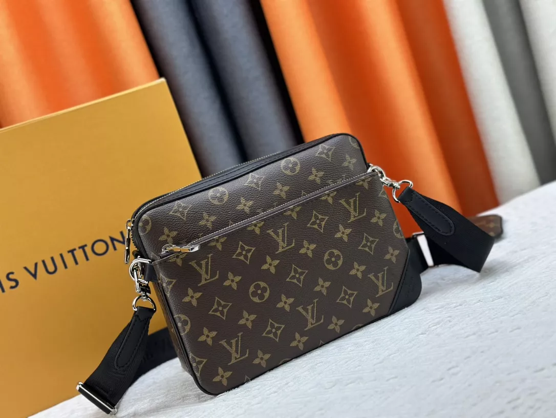 AllSeason 962 Louis Vuitton AAA Man Messenger Bags