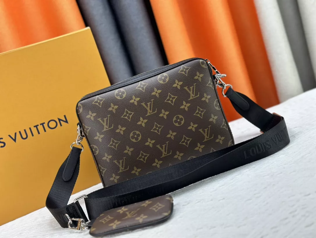 AllSeason 962 Louis Vuitton AAA Man Messenger Bags