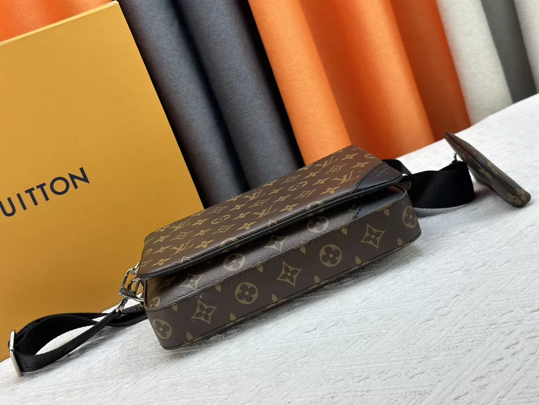 AllSeason 962 Louis Vuitton AAA Man Messenger Bags