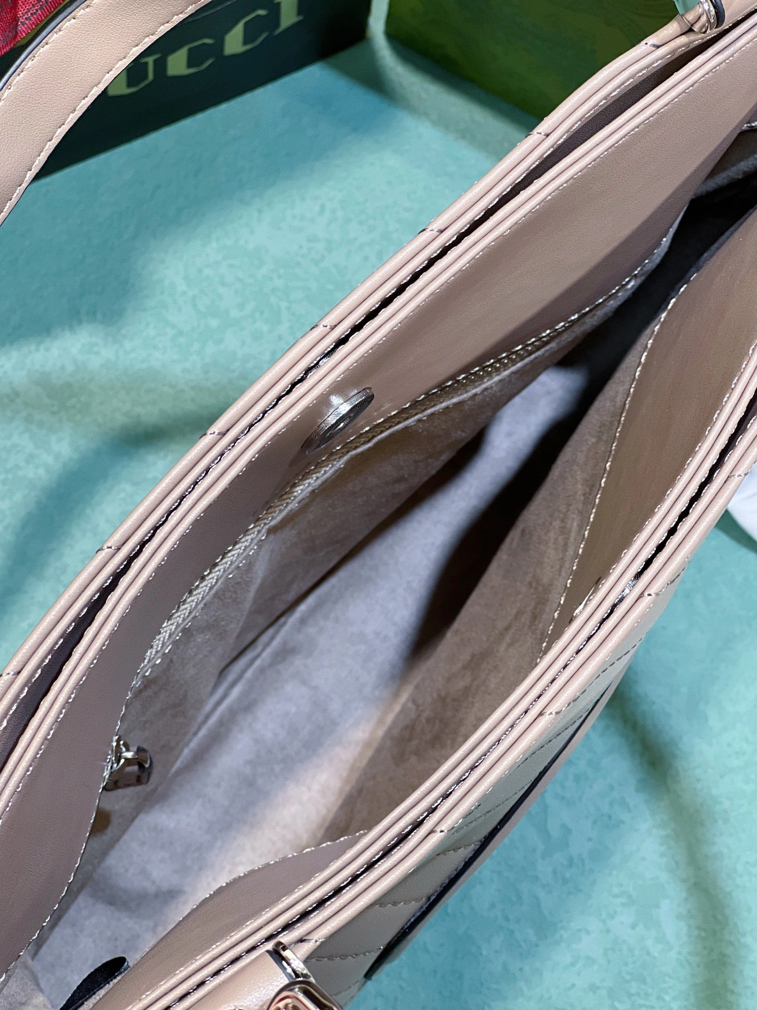 AllSeason 976 Gucci AAA Quality Handbags For Women